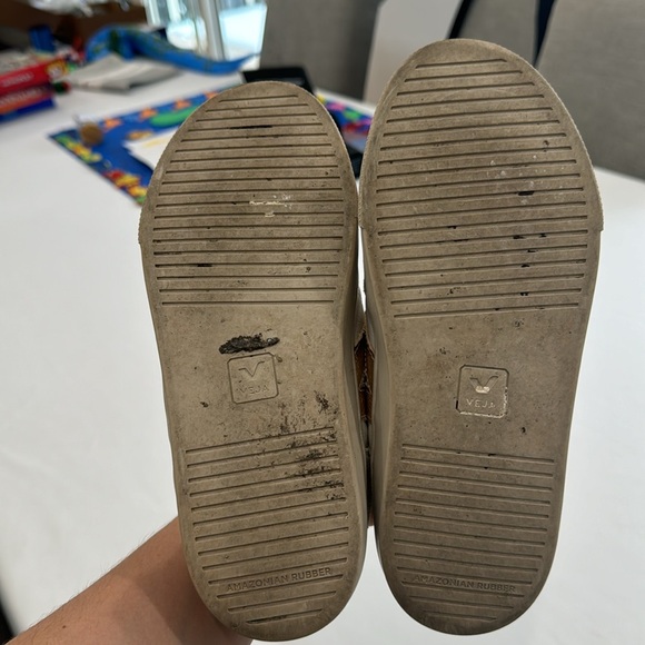 Veja girls sneakers 
Size 35
Good used condition - Picture 2 of 3